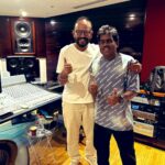 அட நம்ம வெங்கட்பிரபுவா இது ! ஆளே அடையாளம் தெரியாமல் மாறிவிட்டார்